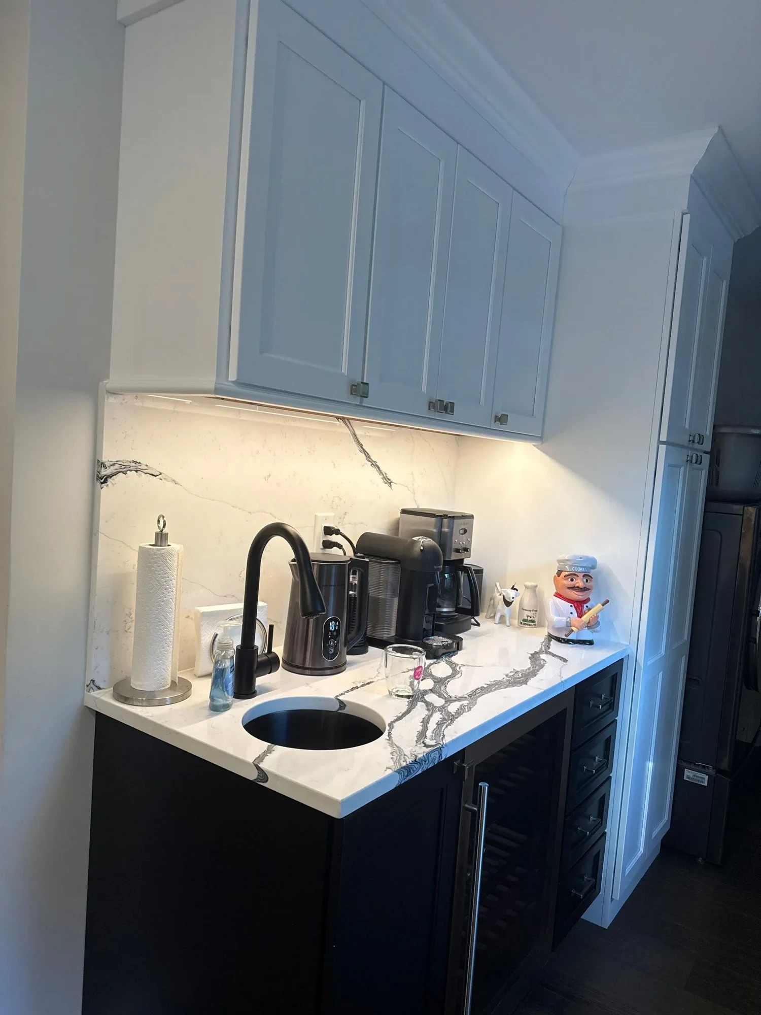 Revere Marble-Veined Modern Kitchen — view 7