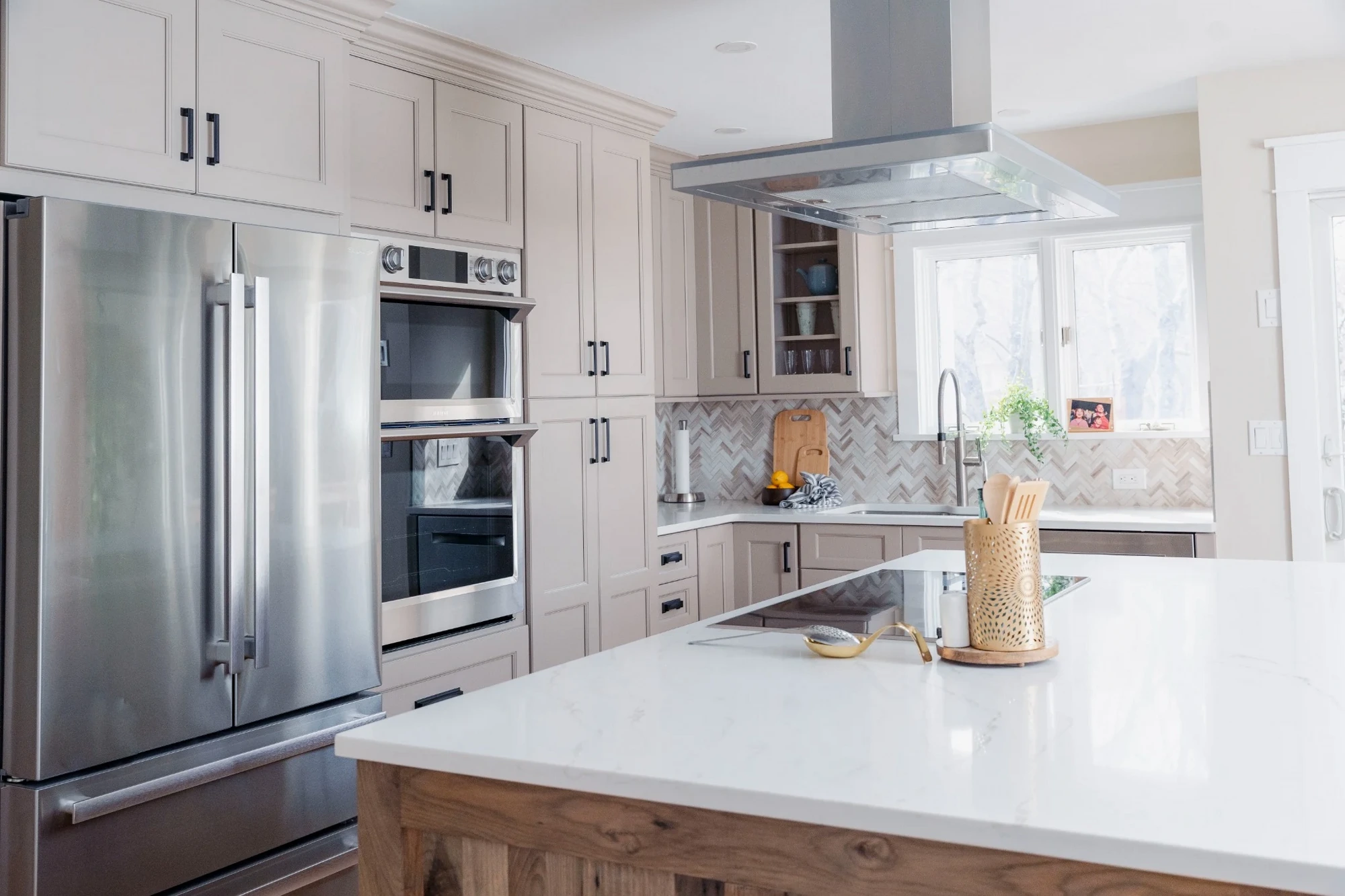 Hudson Modern Kitchen w/ Warm Tones — view 2