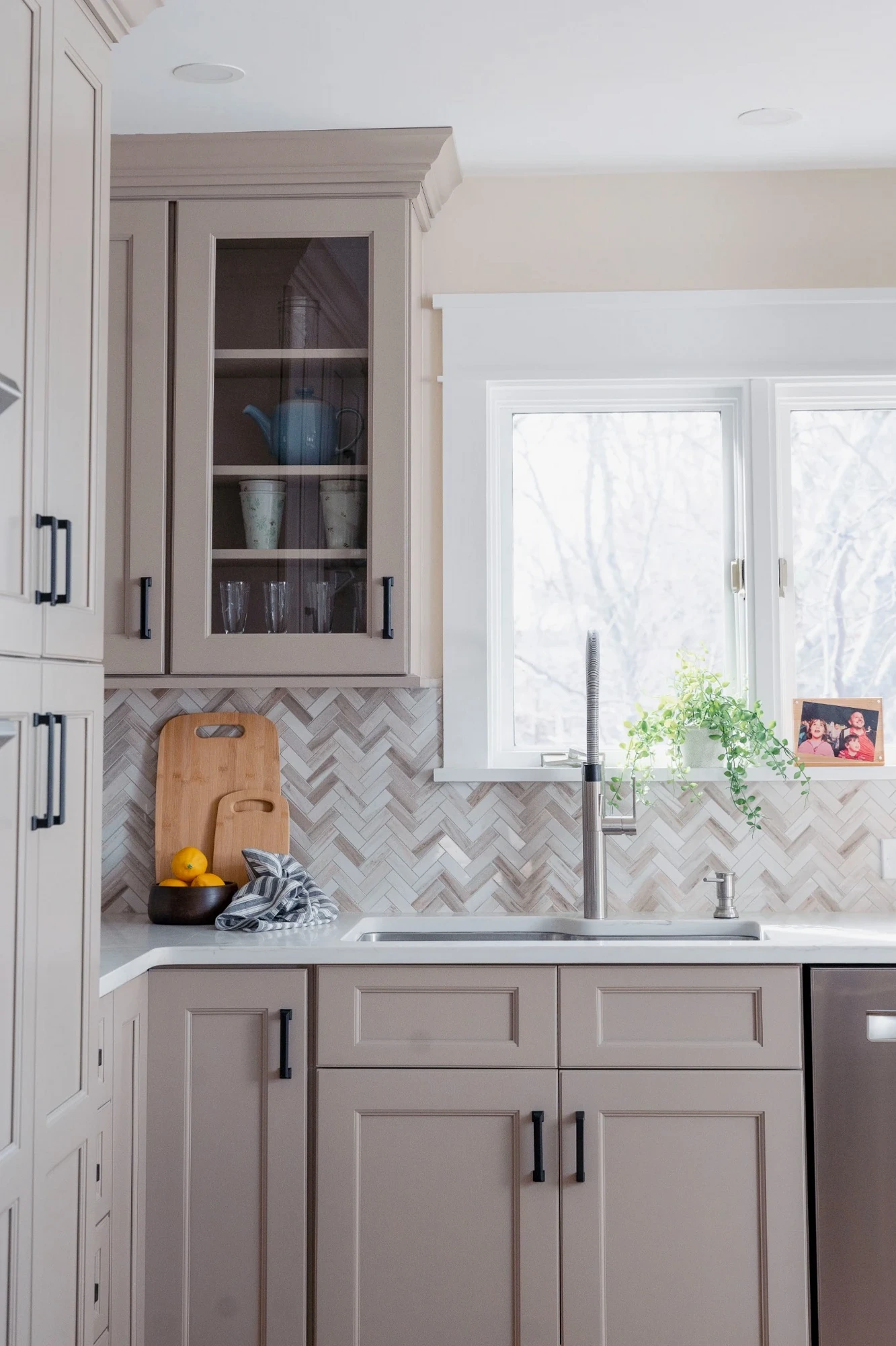 Hudson Modern Kitchen w/ Warm Tones — view 3