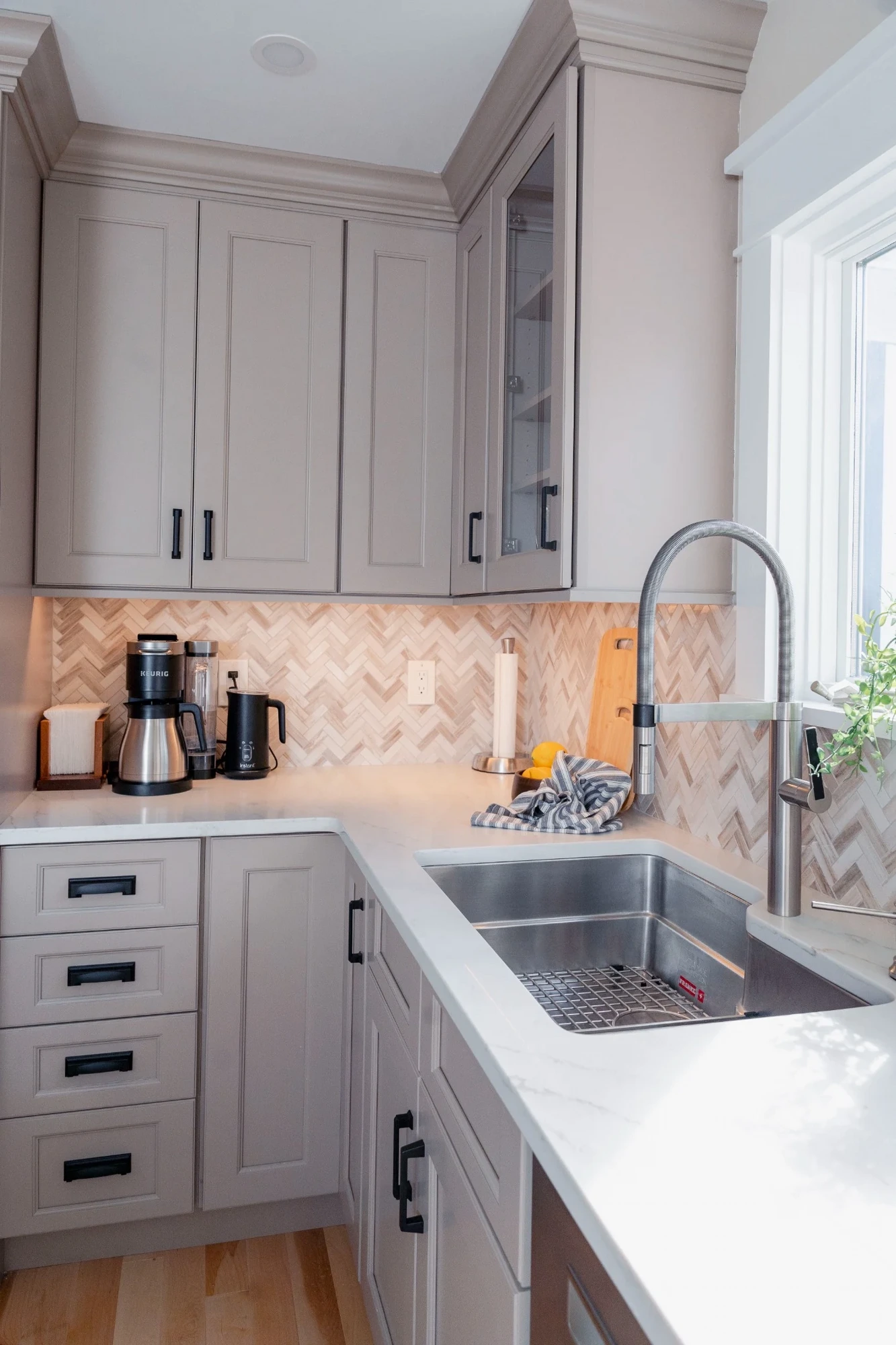 Hudson Modern Kitchen w/ Warm Tones — view 4