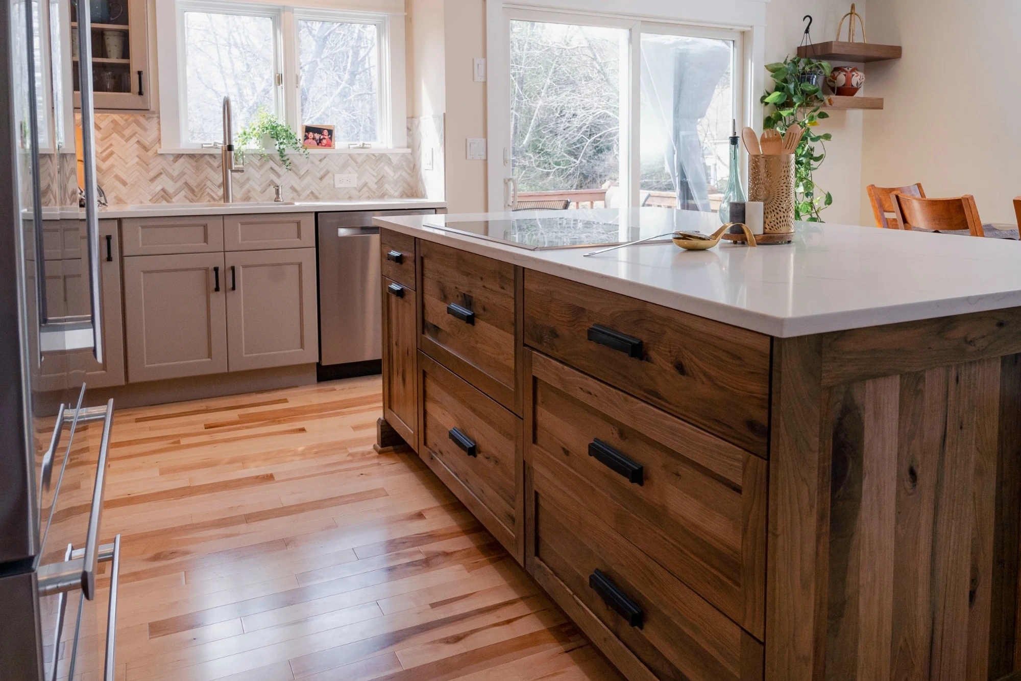 Hudson Modern Kitchen w/ Warm Tones — view 6