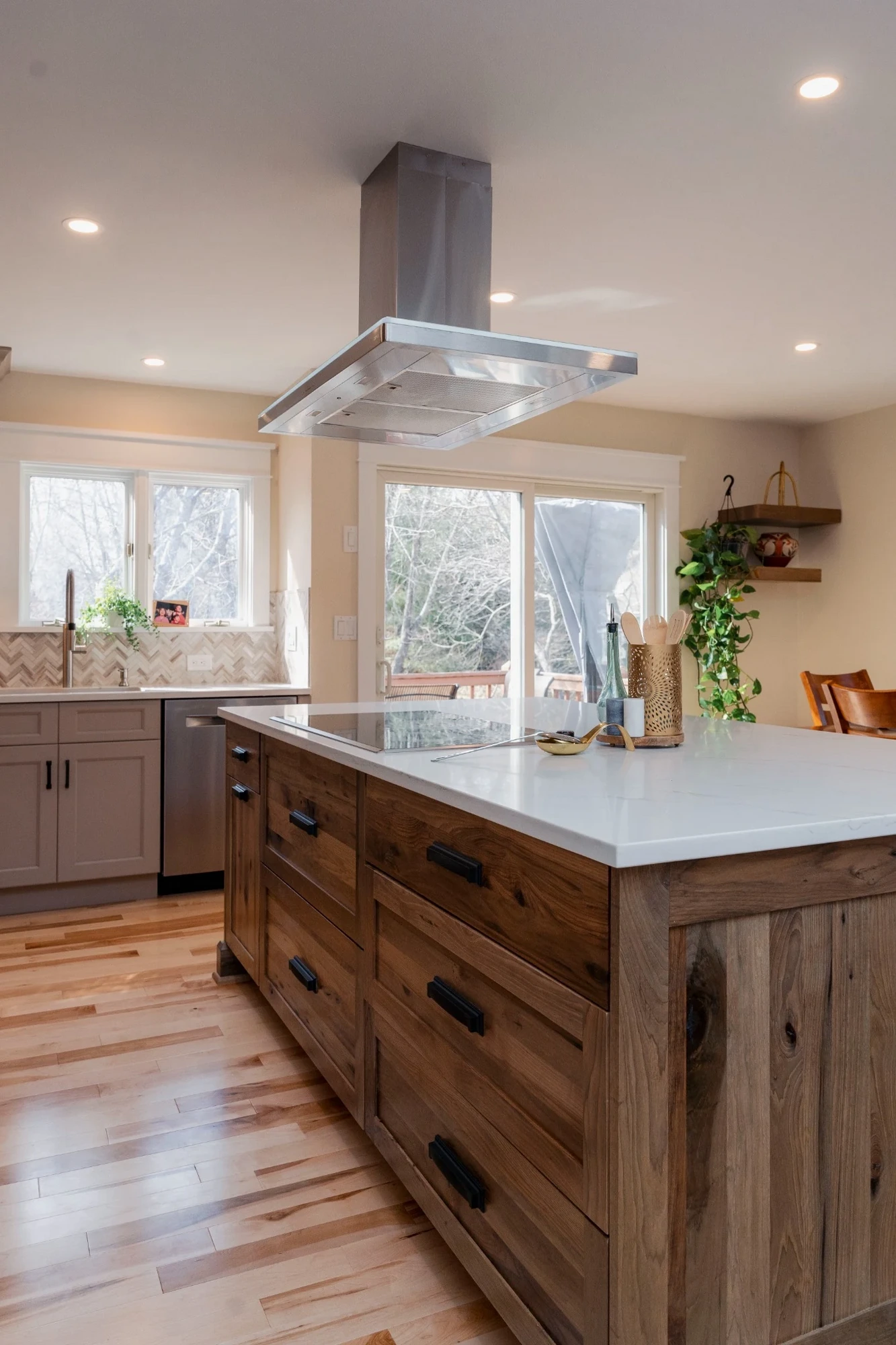 Hudson Modern Kitchen w/ Warm Tones — view 7