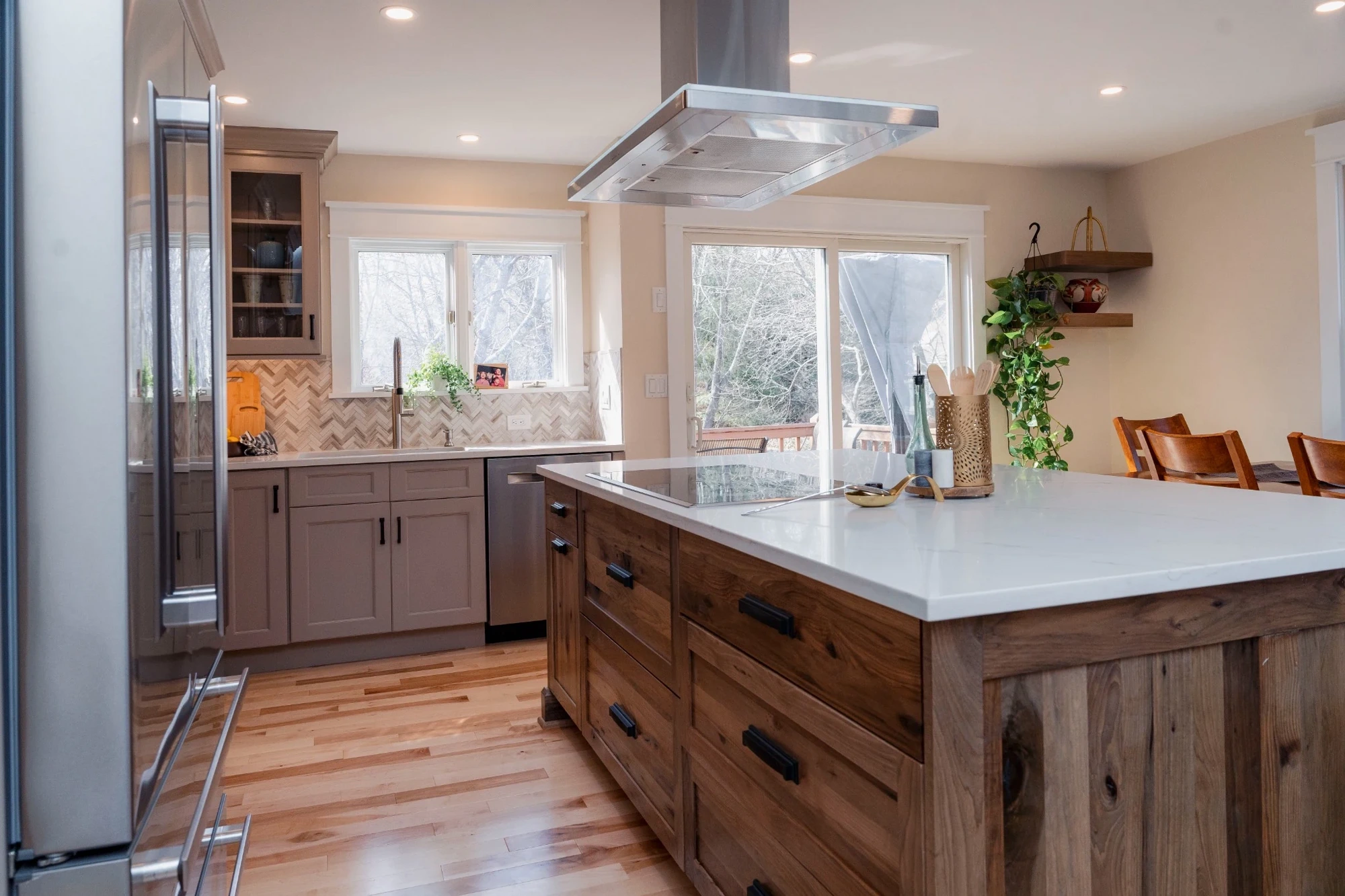 Hudson Modern Kitchen w/ Warm Tones — view 8